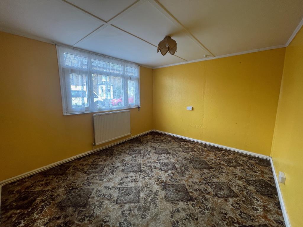 Lot: 91 - DETACHED BUNGALOW IN RIVERSIDE TOWN FOR IMPROVEMENT - Bedroom 1